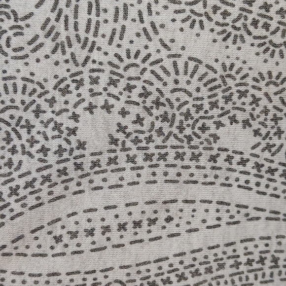 Classic gray graphic design tee with 3/4 sleeves NWOT 🕸 - Picture 5 of 9